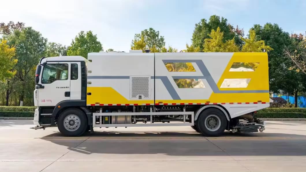 HOWO 18m3 Road Pollution Removal Vehicle within Powerful Vacuum Cleaner