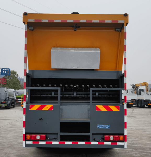 Shacman 7m³Alsphalt Tank and 12m³Stone Tank Alsphalt Synchronous Chip Seal Truck