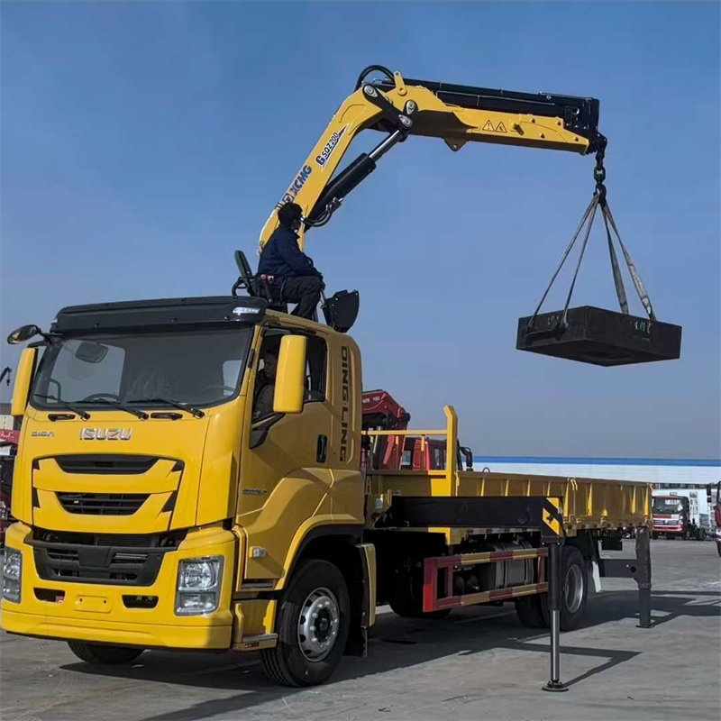 ISUZU Crane Truck with XG 10-tonne 4-section folding boom truck crane